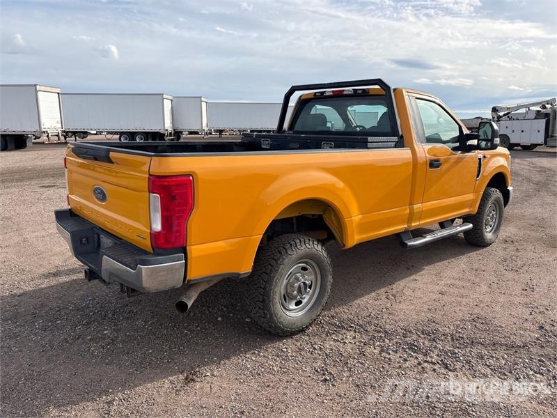 Ford F-250 XL 4x4 Pickup Egyéb