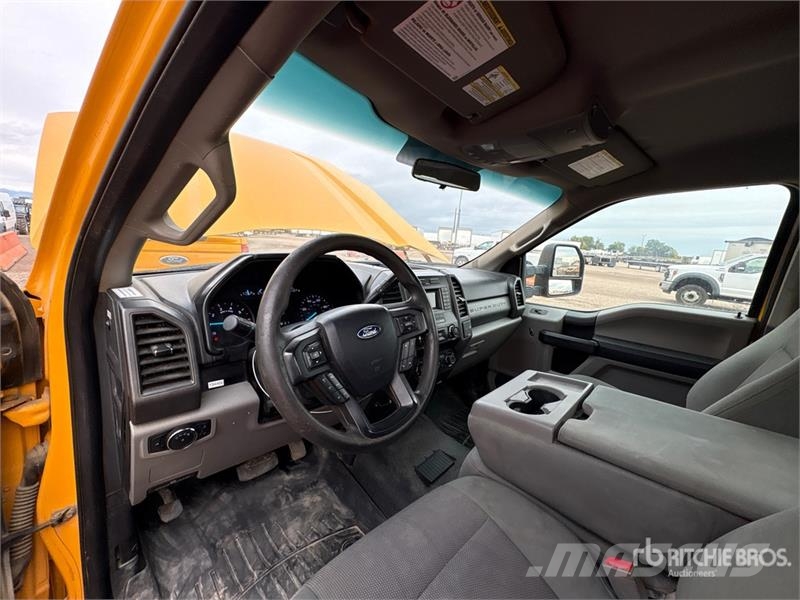 Ford F-250 XL 4x4 Pickup Egyéb