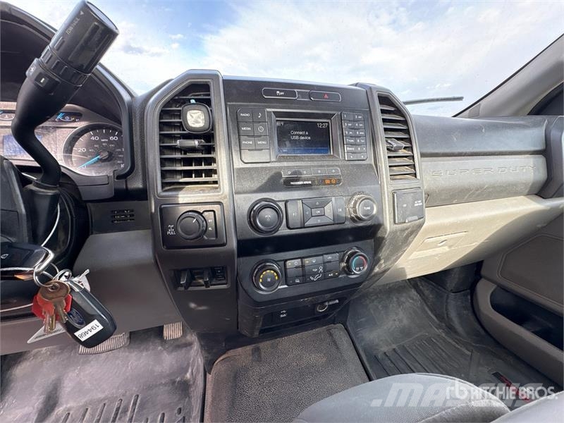 Ford F-250 XL 4x4 Pickup Egyéb