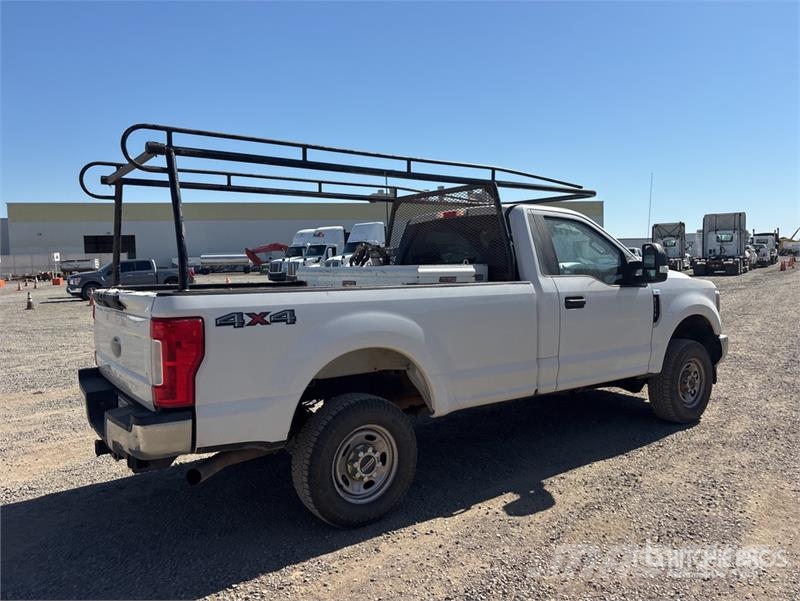 Ford F-250 XL 4x4 Pickup Egyéb