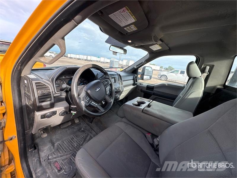 Ford F-250 XL 4x4 Pickup Egyéb