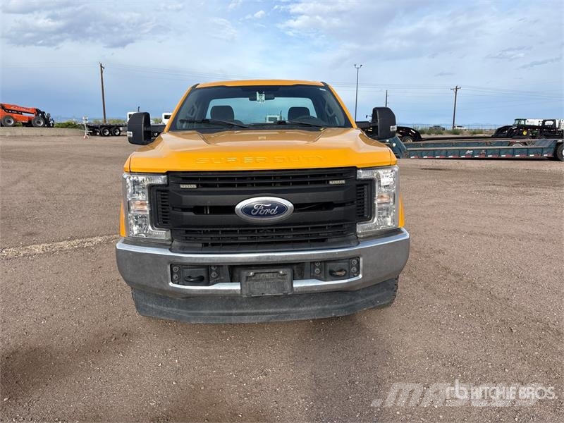 Ford F-250 XL 4x4 Pickup Egyéb