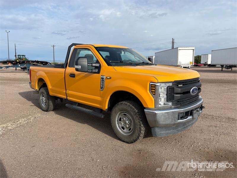 Ford F-250 XL 4x4 Pickup Egyéb