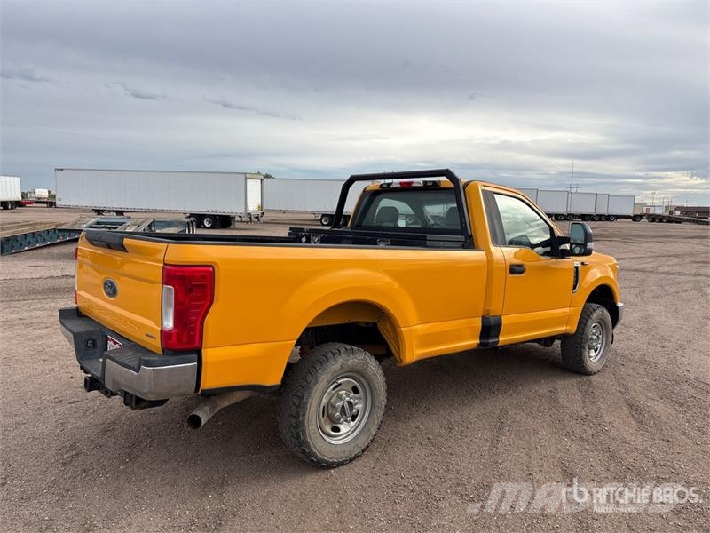 Ford F-250 XL 4x4 Pickup Egyéb