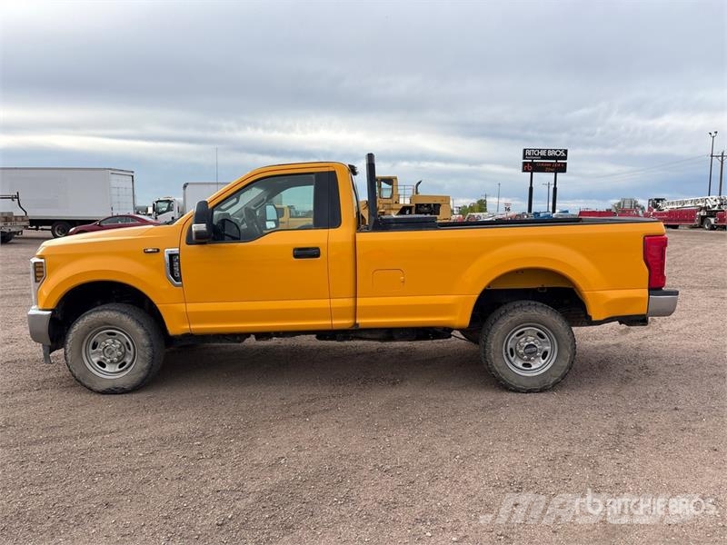 Ford F-250 XL 4x4 Pickup Egyéb
