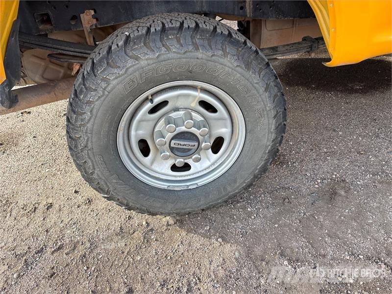 Ford F-250 XL 4x4 Pickup Egyéb