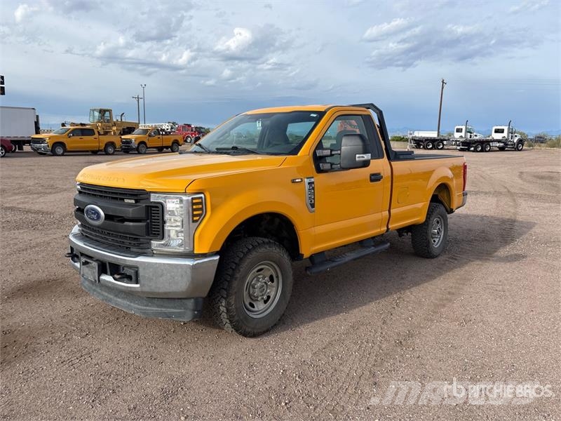 Ford F-250 XL 4x4 Pickup Egyéb