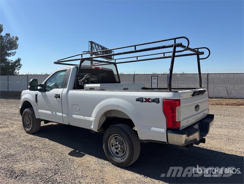 Ford F-250 XL 4x4 Pickup Egyéb