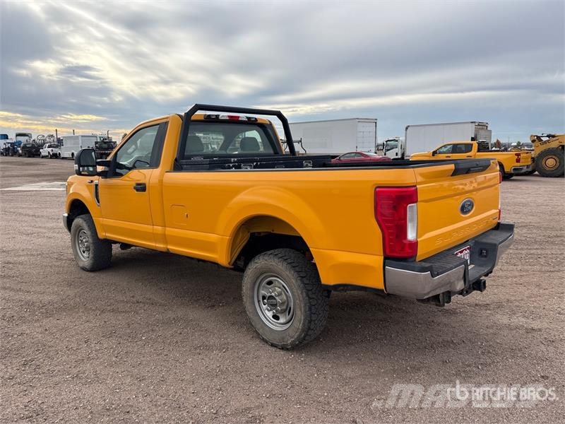 Ford F-250 XL 4x4 Pickup Egyéb