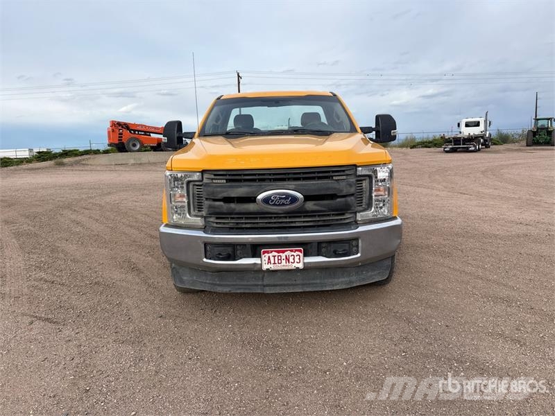 Ford F-250 XL 4x4 Pickup Egyéb