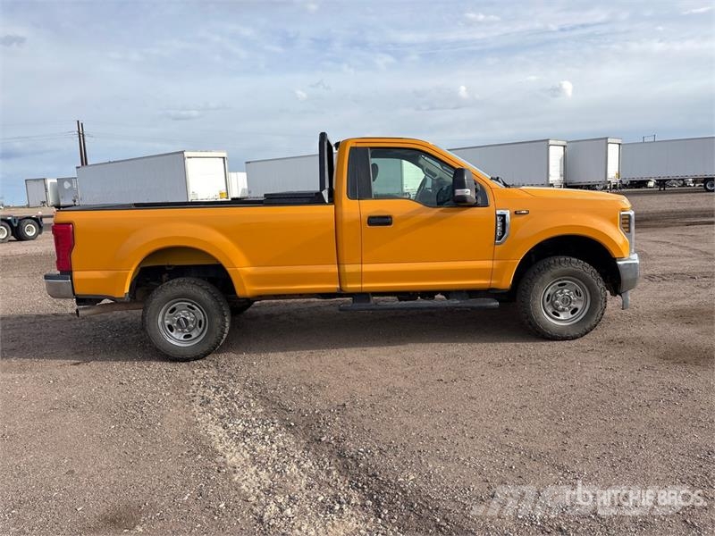 Ford F-250 XL 4x4 Pickup Egyéb