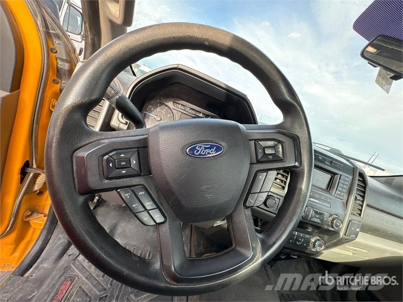 Ford F-250 XL 4x4 Pickup Egyéb