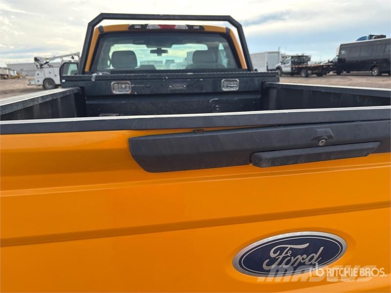 Ford F-250 XL 4x4 Pickup Egyéb