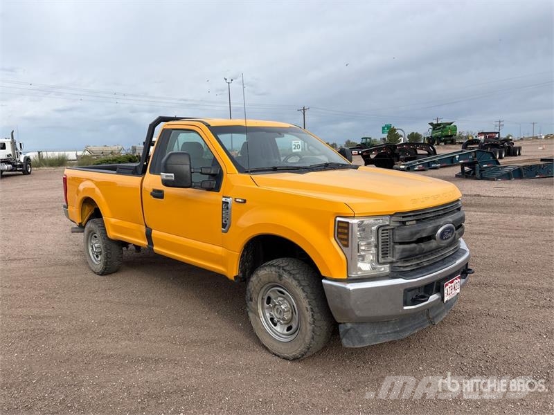 Ford F-250 XL 4x4 Pickup Egyéb