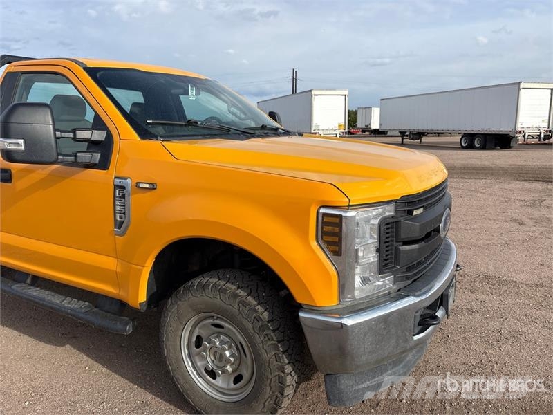 Ford F-250 XL 4x4 Pickup Egyéb