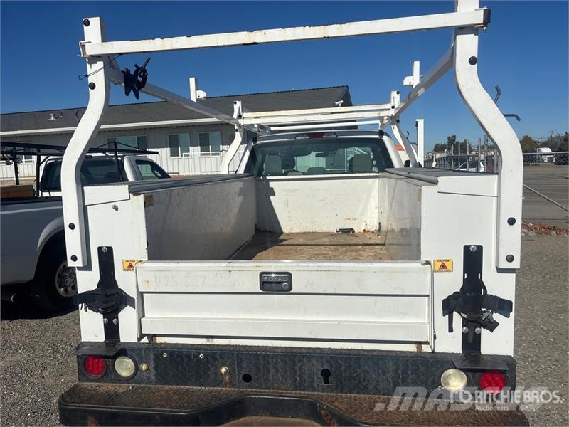 Ford F-250 XL 4x4 Utility Truck Pick-upy / Pojazdy z otwieranymi burtami