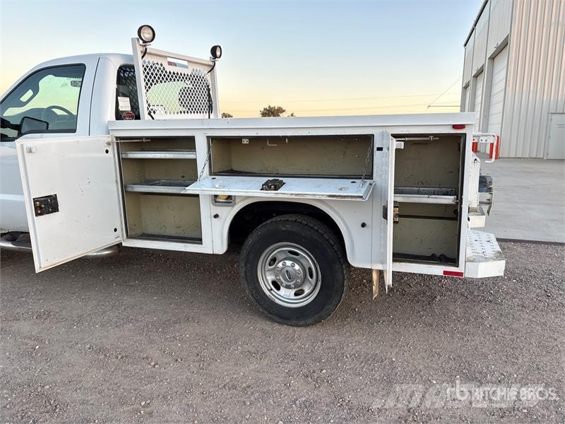 Ford F-250 XL 4x4 Utility Truck Furgonetas caja abierta