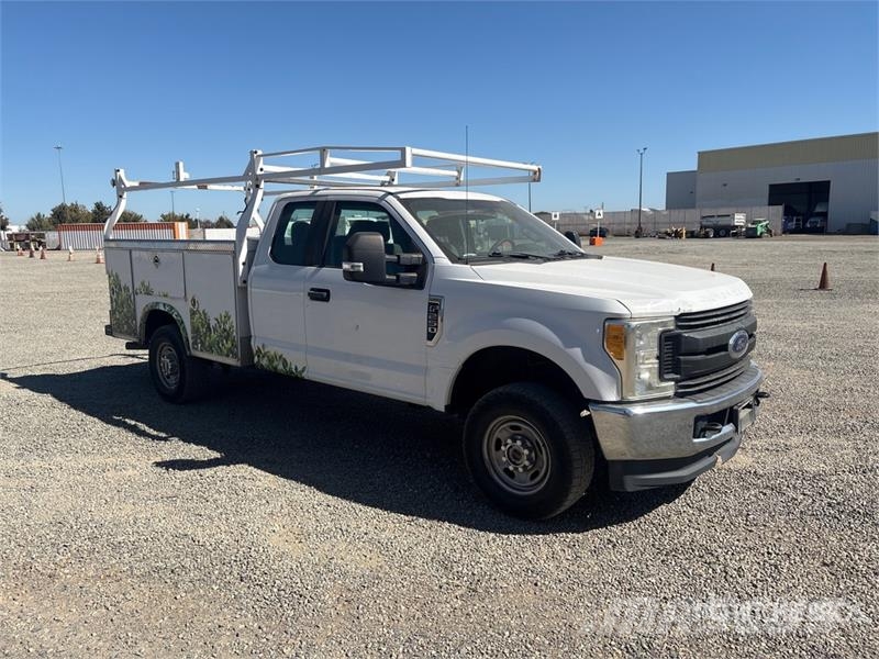 Ford F-250 XL 4x4 Utility Truck Pick-upy / Pojazdy z otwieranymi burtami