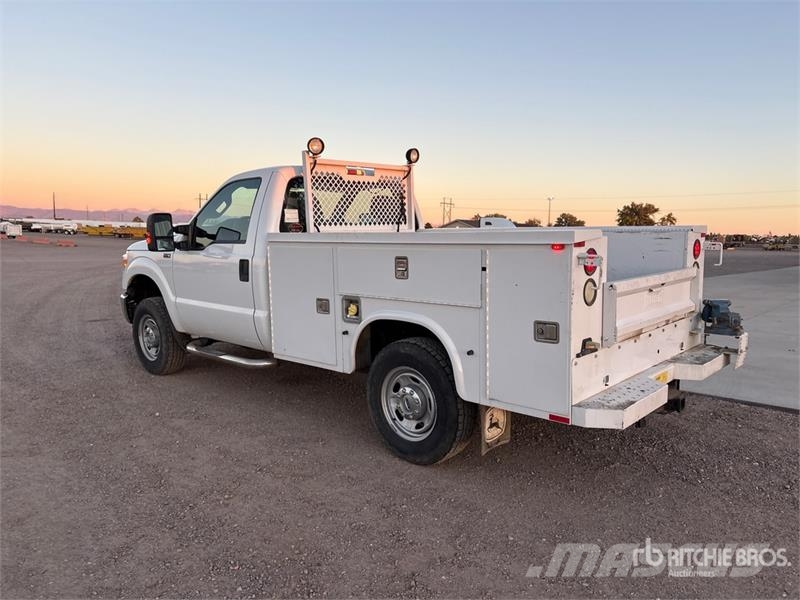 Ford F-250 XL 4x4 Utility Truck Furgonetas caja abierta