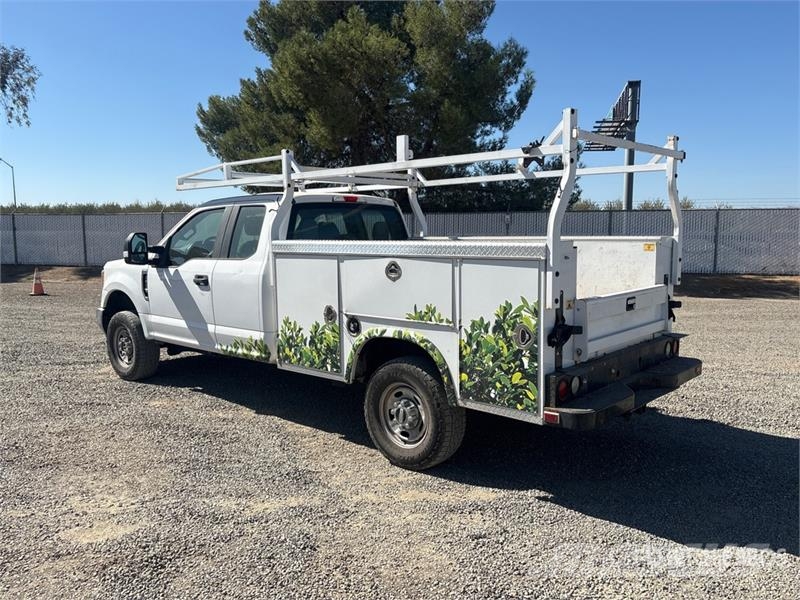 Ford F-250 XL 4x4 Utility Truck Pick-upy / Pojazdy z otwieranymi burtami