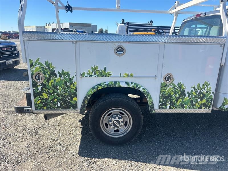 Ford F-250 XL 4x4 Utility Truck Pick-upy / Pojazdy z otwieranymi burtami