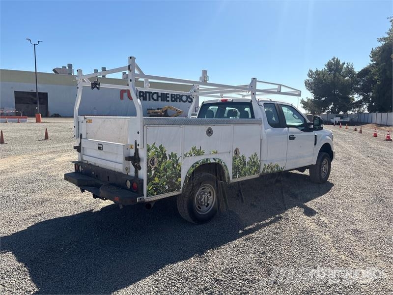 Ford F-250 XL 4x4 Utility Truck Pick-upy / Pojazdy z otwieranymi burtami