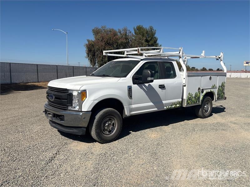 Ford F-250 XL 4x4 Utility Truck Pick-upy / Pojazdy z otwieranymi burtami