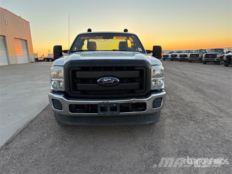 Ford F-250 XL 4x4 Utility Truck Furgonetas caja abierta