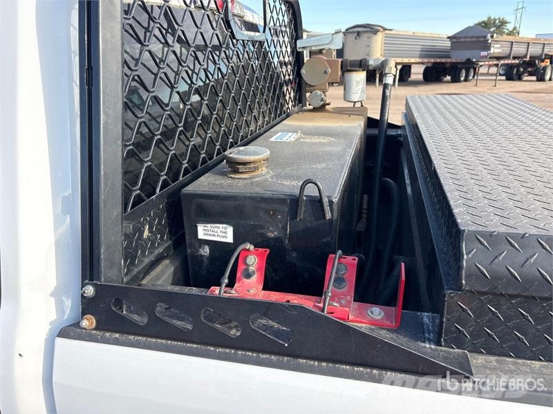 Ford F-250 XLT 4x4 Crew Cab Pickup Outro