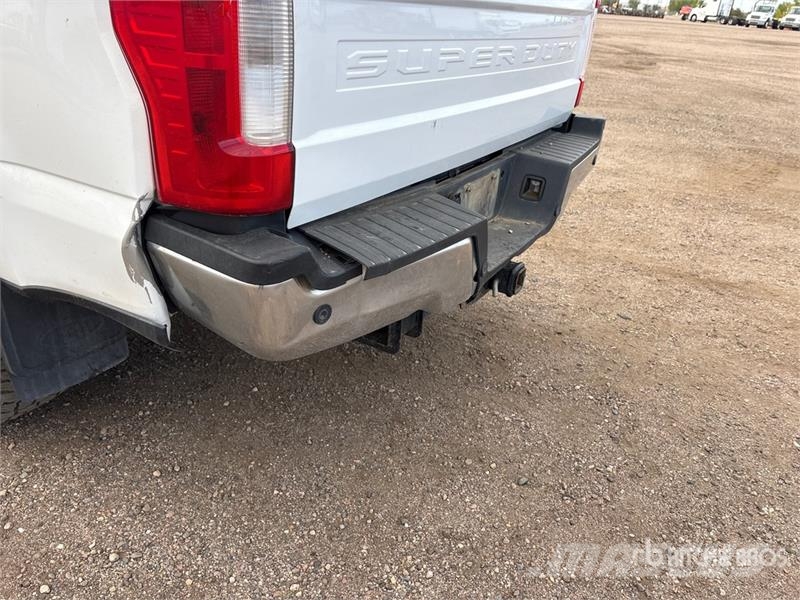Ford F-250 XLT 4x4 Crew Cab Pickup Outro