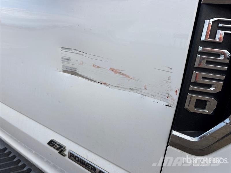 Ford F-250 XLT 4x4 Crew Cab Pickup Outro