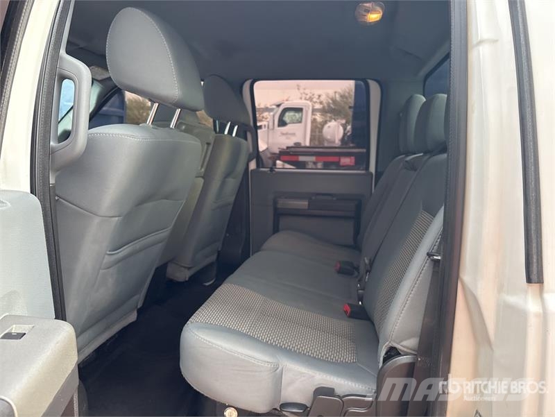 Ford F-250 XLT 4x4 Crew Cab Pickup Kita