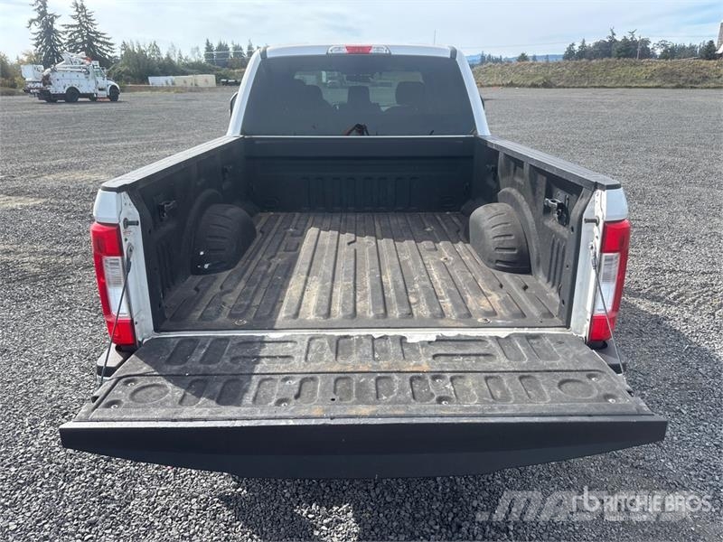 Ford F-250 XLT 4x4 Crew Cab Pickup Ostalo