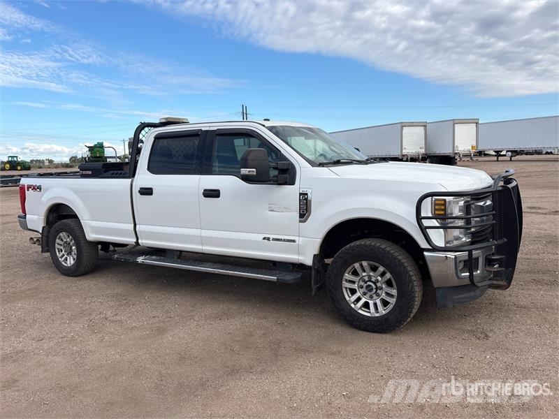 Ford F-250 XLT 4x4 Crew Cab Pickup Outro