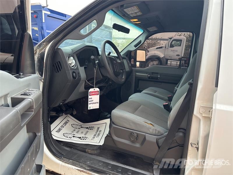 Ford F-250 XLT 4x4 Crew Cab Pickup Kita