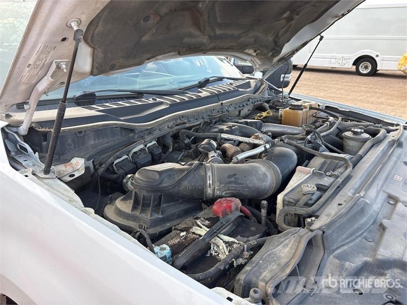 Ford F-250 XLT 4x4 Crew Cab Pickup Outro
