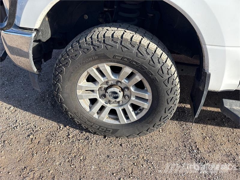 Ford F-250 XLT 4x4 Crew Cab Pickup Outro