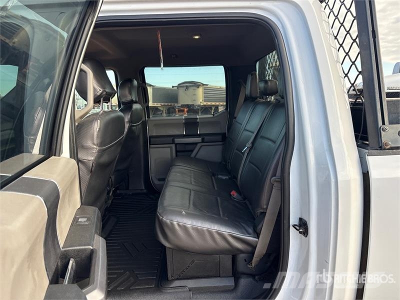 Ford F-250 XLT 4x4 Crew Cab Pickup Outro