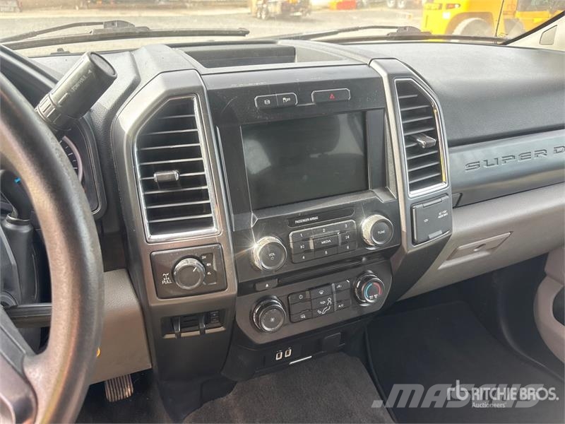 Ford F-250 XLT 4x4 Crew Cab Pickup Ostalo