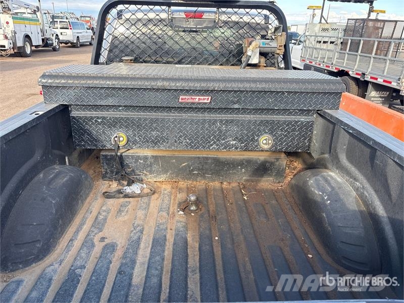 Ford F-250 XLT 4x4 Crew Cab Pickup Outro