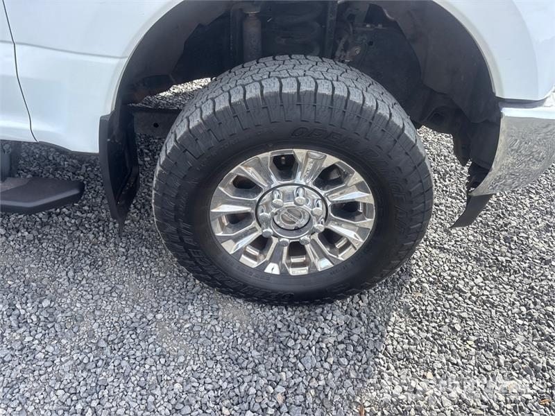 Ford F-250 XLT 4x4 Crew Cab Pickup Ostalo