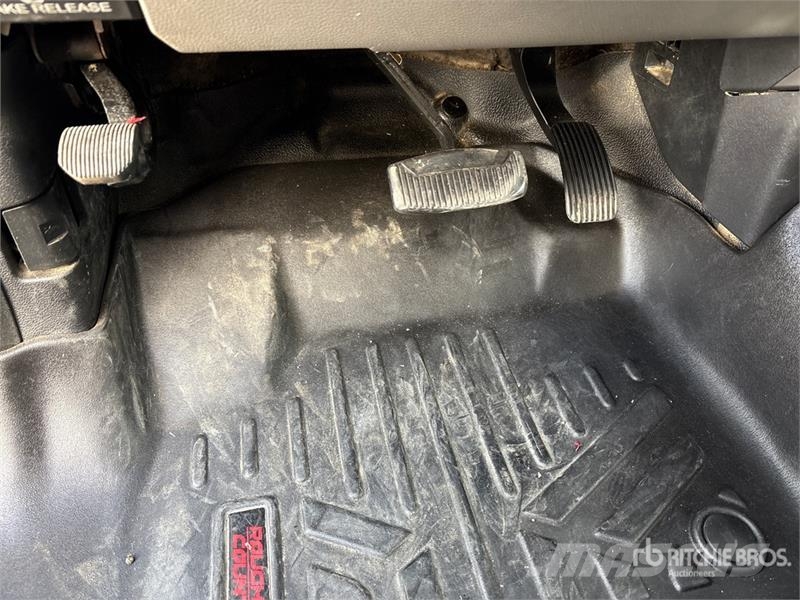 Ford F-250 XLT 4x4 Crew Cab Pickup Outro