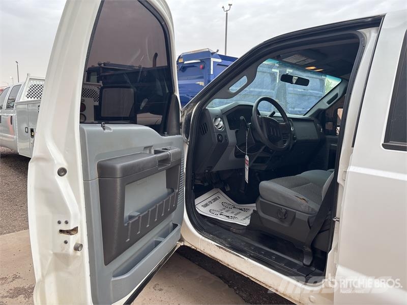 Ford F-250 XLT 4x4 Crew Cab Pickup Kita
