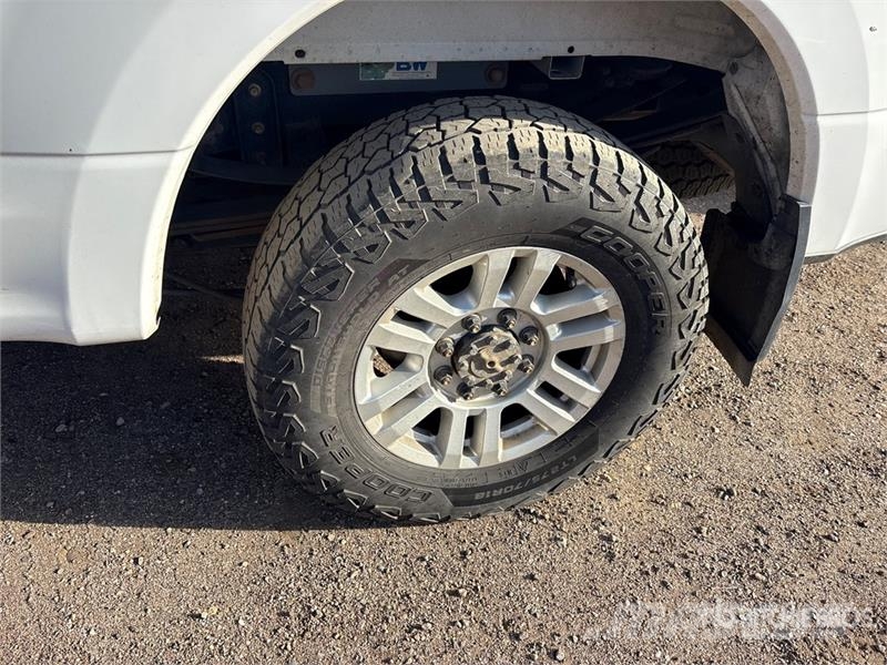 Ford F-250 XLT 4x4 Crew Cab Pickup Outro