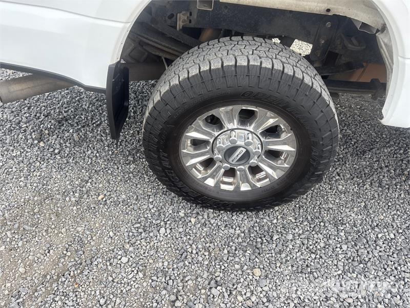 Ford F-250 XLT 4x4 Crew Cab Pickup Ostalo