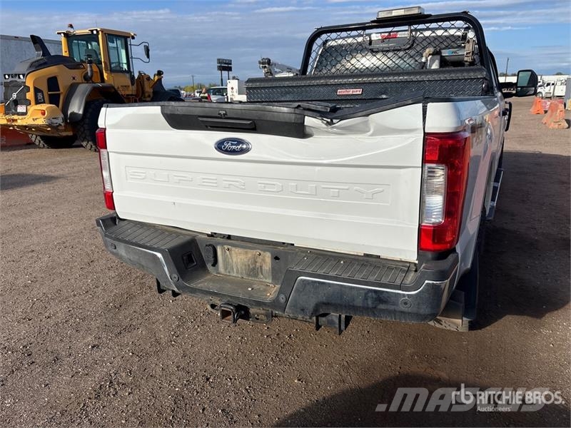 Ford F-250 XLT 4x4 Crew Cab Pickup Outro