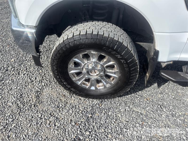 Ford F-250 XLT 4x4 Crew Cab Pickup Ostalo