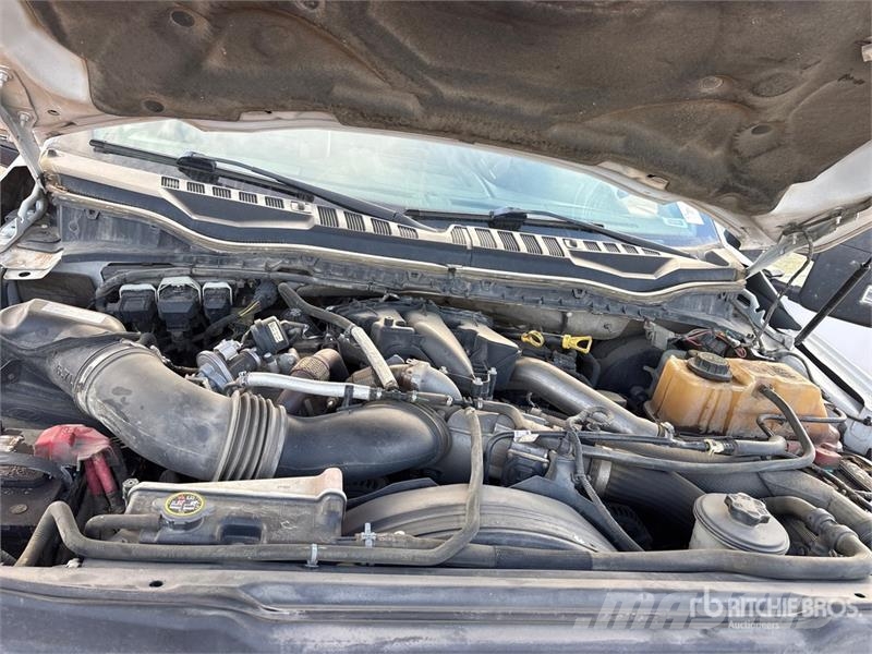 Ford F-250 XLT 4x4 Crew Cab Pickup Outro