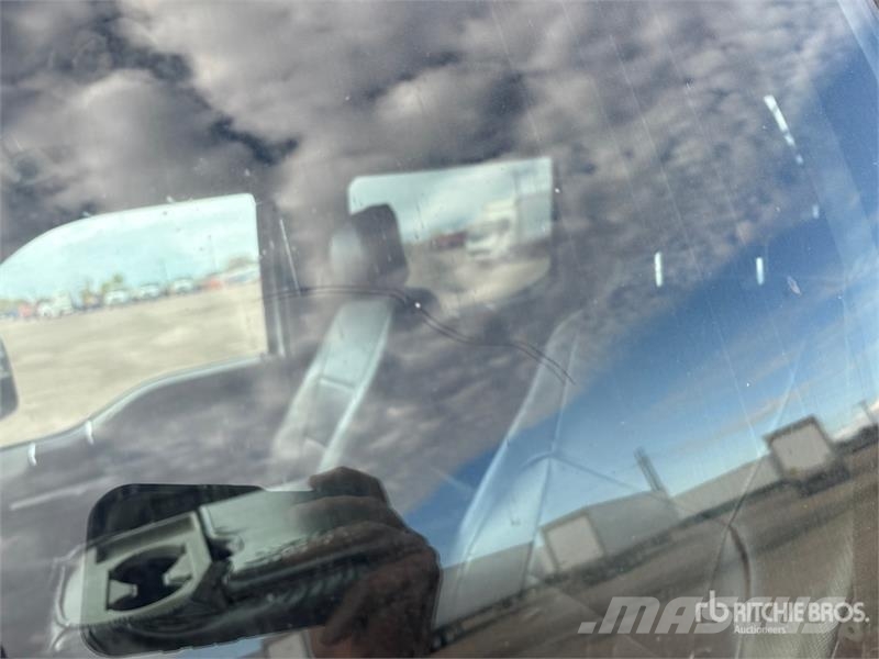 Ford F-250 XLT 4x4 Crew Cab Pickup Outro