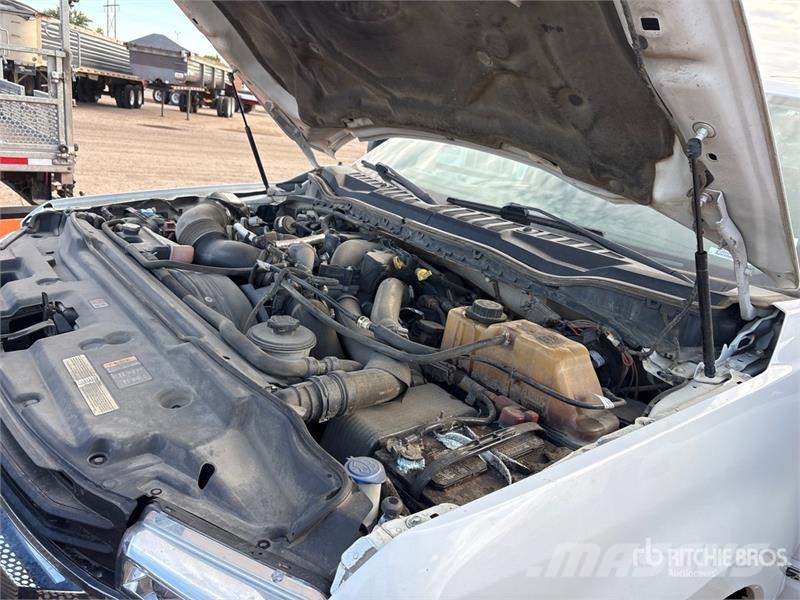 Ford F-250 XLT 4x4 Crew Cab Pickup Outro